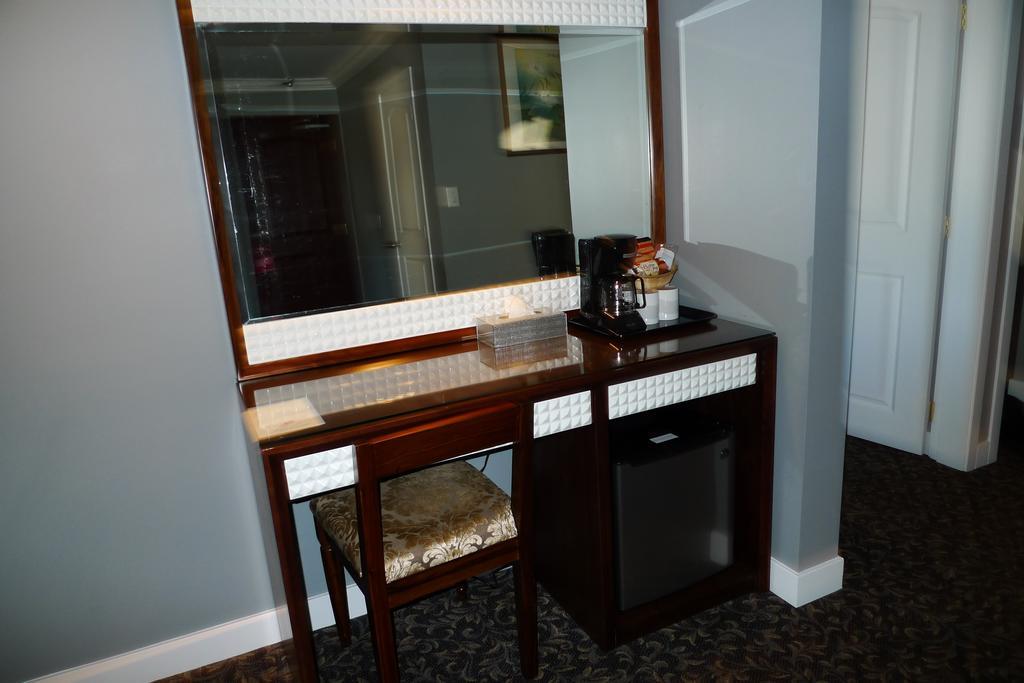 The Deluxe Hotel Ванкувер Экстерьер фото